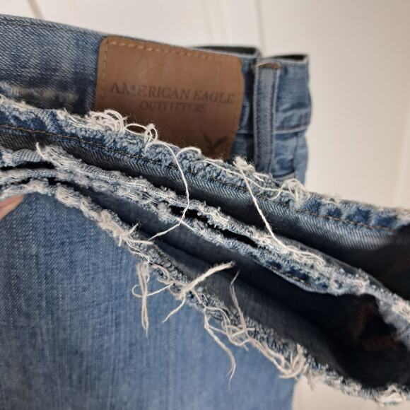 American Eagle Men's 32 x 32 Light Wash "Relaxed" fit Distressed Denim Jeans - Picture 8 of 8